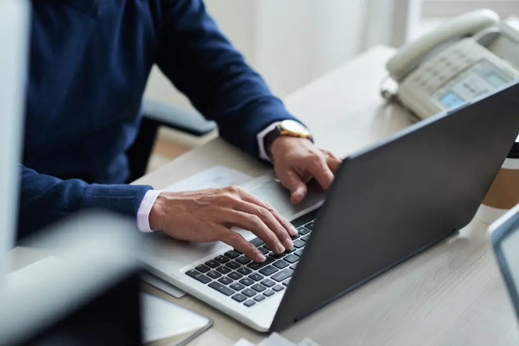 mistakes that can shorten the life of your laptop